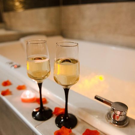 La Suite Romantique Avec Jacuzzi Au Coeur De Perpignan Exterior photo