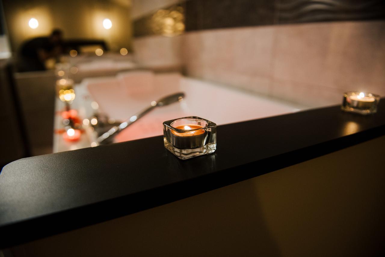 La Suite Romantique Avec Jacuzzi Au Coeur De Perpignan Exterior photo