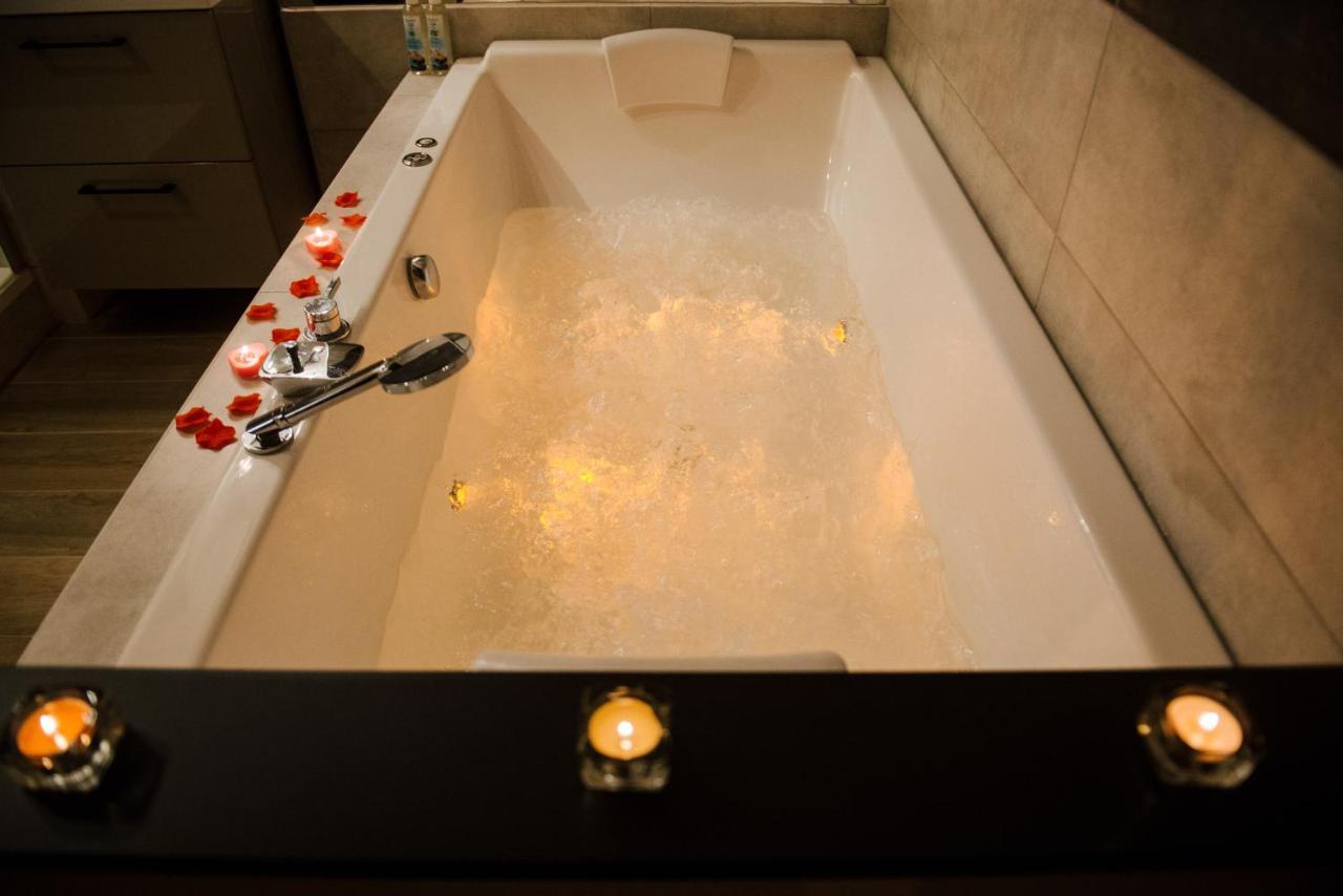La Suite Romantique Avec Jacuzzi Au Coeur De Perpignan Exterior photo