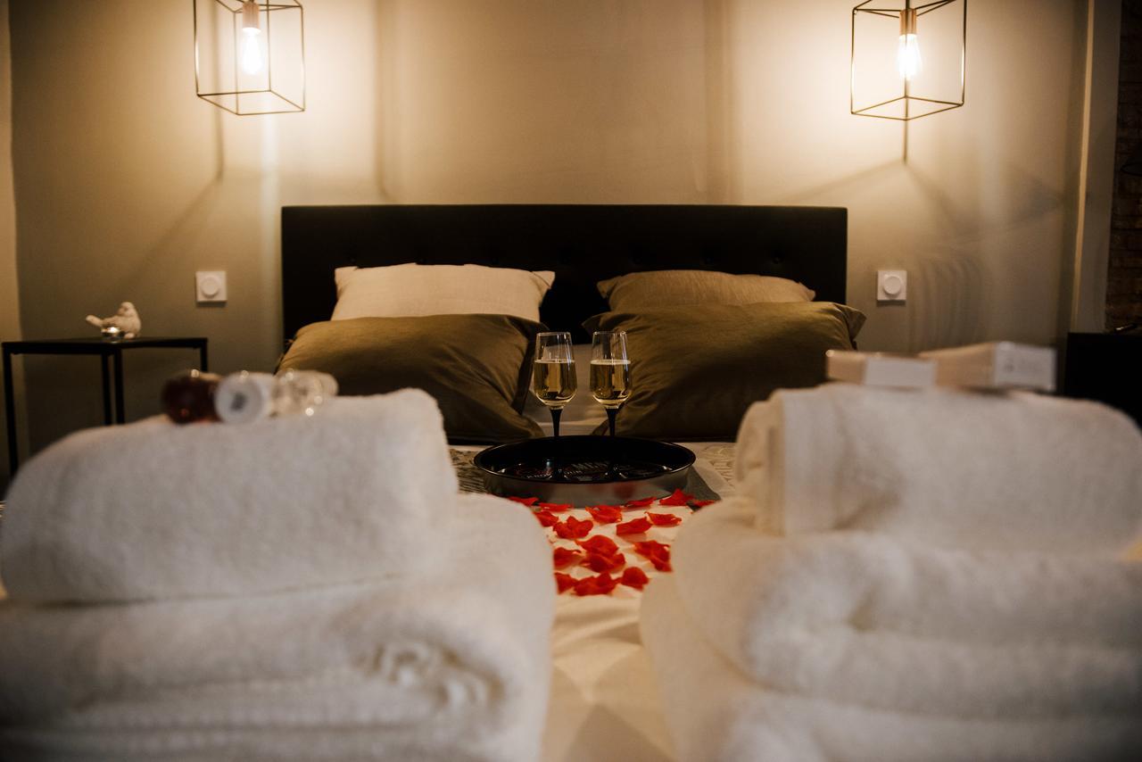 La Suite Romantique Avec Jacuzzi Au Coeur De Perpignan Exterior photo