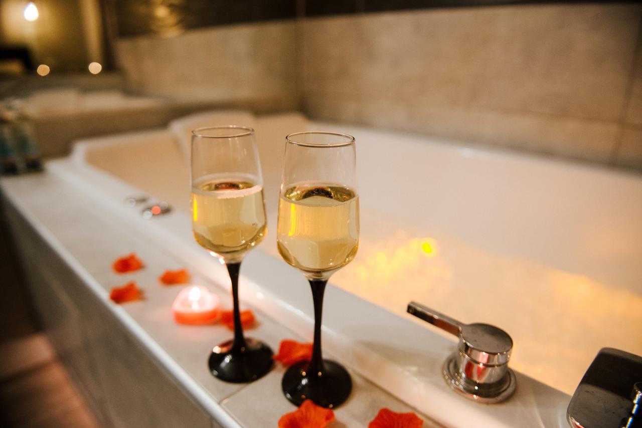 La Suite Romantique Avec Jacuzzi Au Coeur De Perpignan Exterior photo