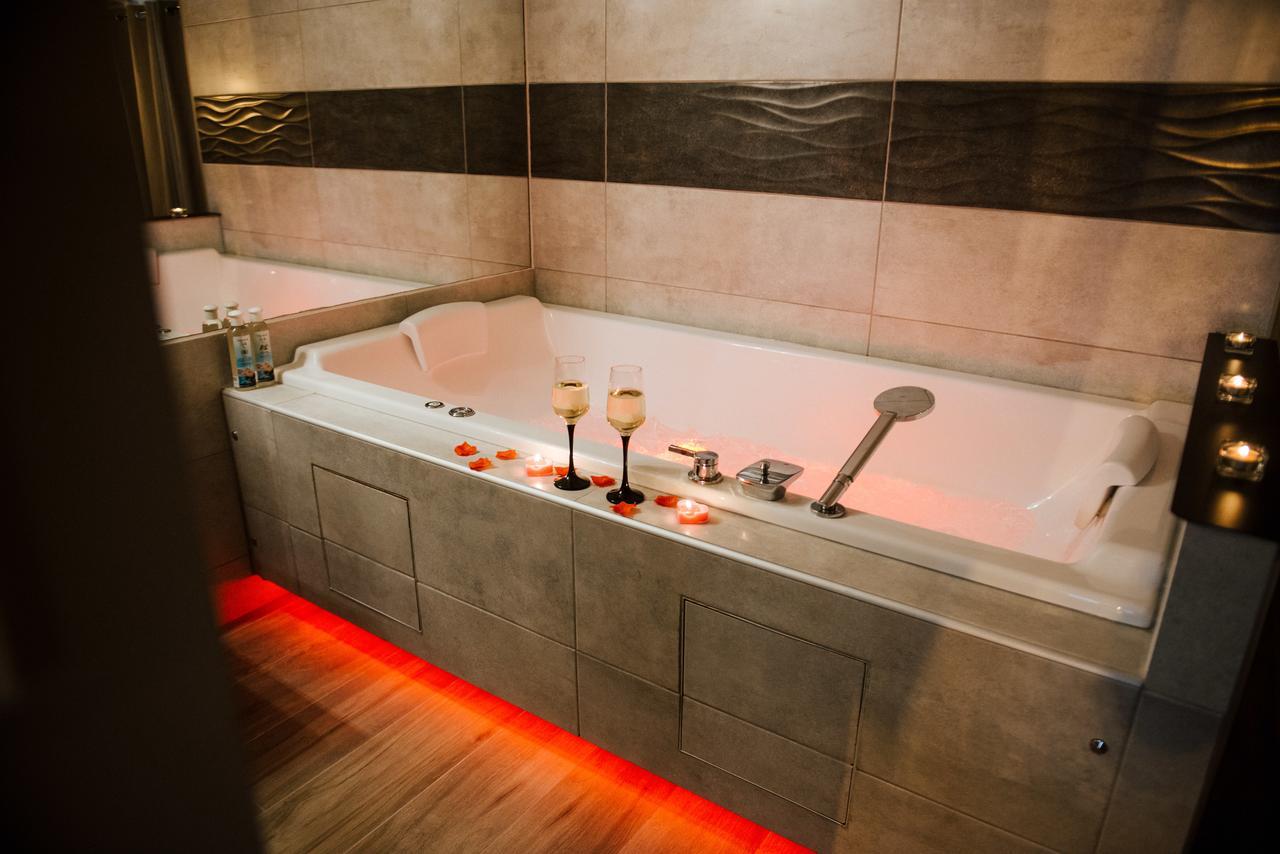 La Suite Romantique Avec Jacuzzi Au Coeur De Perpignan Exterior photo