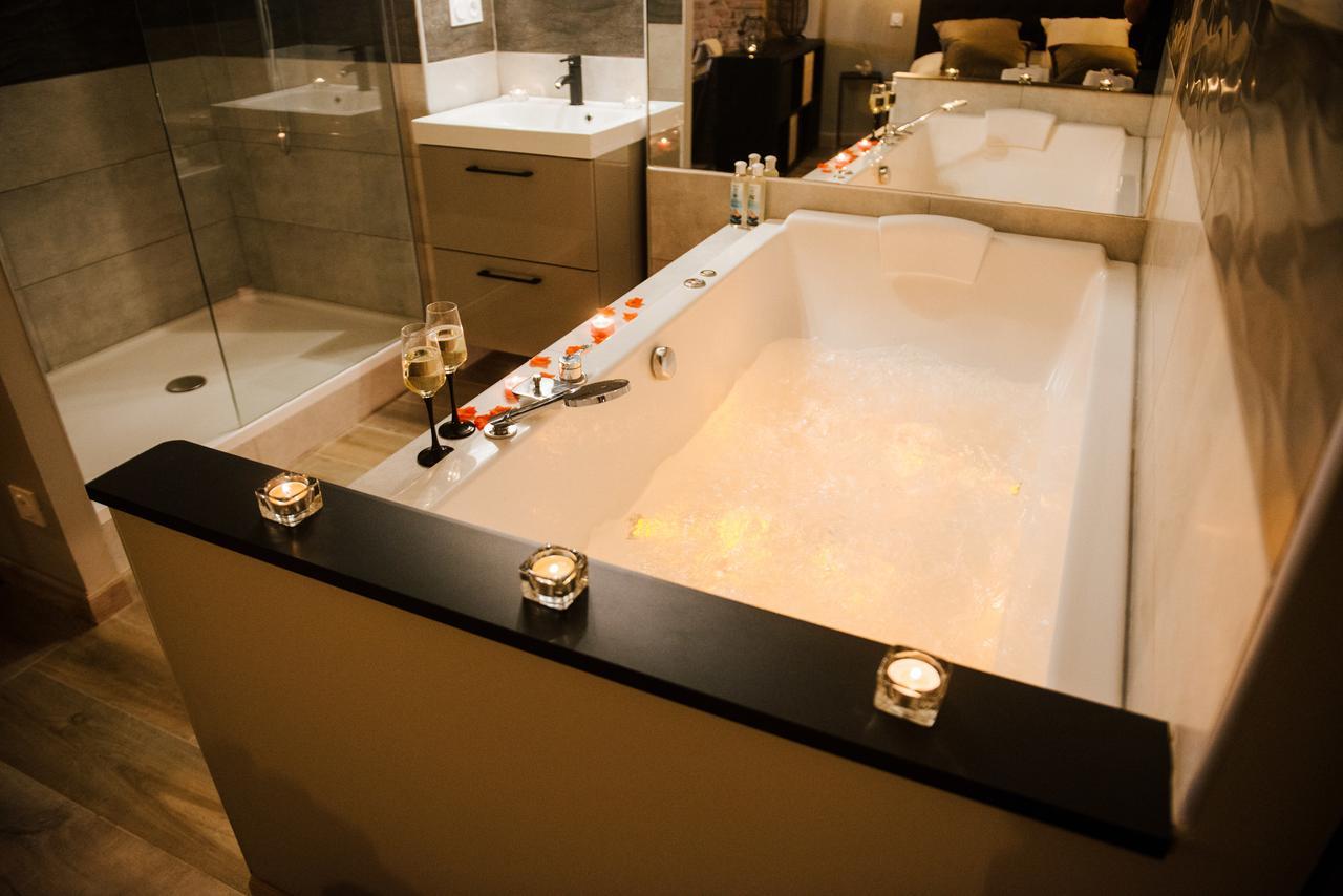 La Suite Romantique Avec Jacuzzi Au Coeur De Perpignan Exterior photo