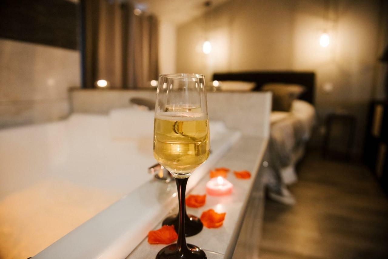 La Suite Romantique Avec Jacuzzi Au Coeur De Perpignan Exterior photo
